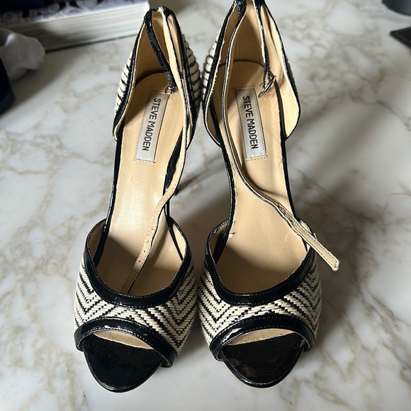 Steve Madden 4 1/2 inch heel open toe - Picture 1 of 5